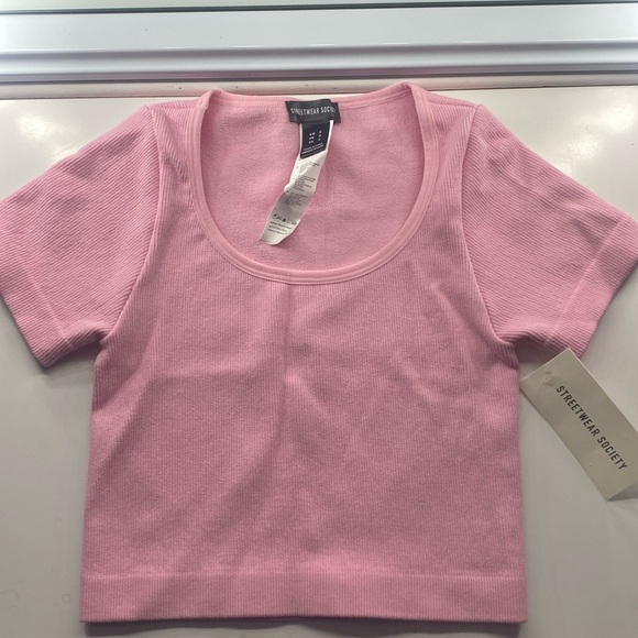 BRAND NEW NEVER WORN cute pink cropped shirt, size small - Picture 1 of 4